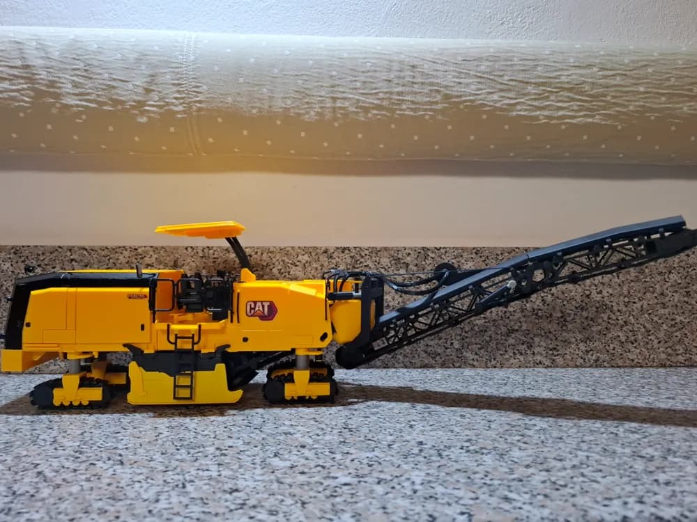 Макет асфальтоукладчика Caterpillar, фото 1 из 3